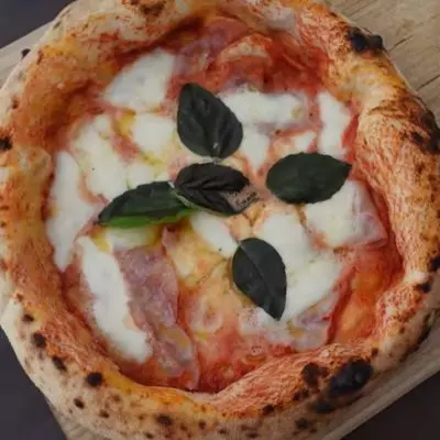 Pizza napolitaine cuite avec le Ooni Karu 16