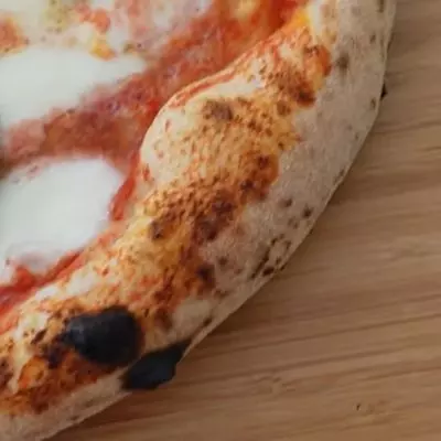 Pâte à pizza napolitaine cuite avec le Ooni Karu 16