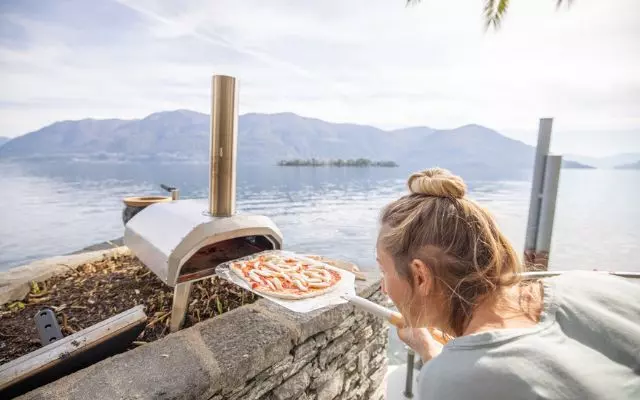 Four à pizza à bois Ooni en bord de mer